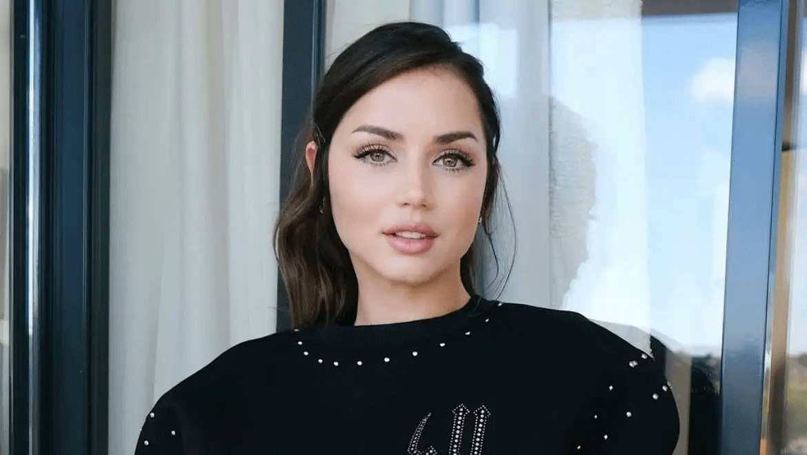 Ana de Armas: Με ανέμελο ponytail και παιχνιδιάτικες λεπτομέρειες στο show του Louis Vuitton
