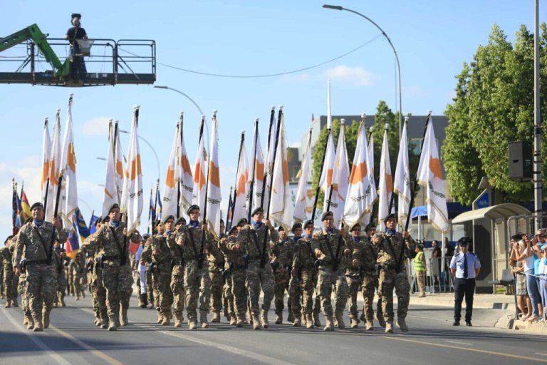 Η Κυπριακή Δημοκρατία γιόρτασε την 65η επέτειο της Ανεξαρτησίας – H στρατιωτική παρέλαση και τα ελληνικά F-16