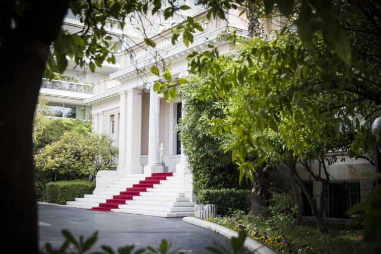 Το Μαξίμου «παραλύει» όσο ο χρόνος μετράει αντίστροφα