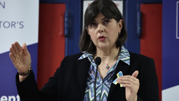 Η Λάουρα Κοβέσι στο in για το σκάνδαλο των υποκλοπών και τις φορολογικές παραβάσεις
