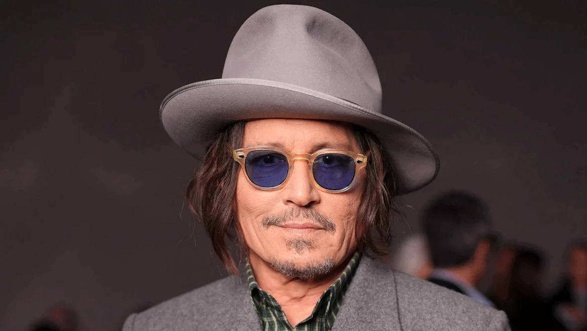 Johnny Depp: Η εντυπωσιακή επιστροφή του στην Εβδομάδα Μόδας του Παρισιού μετά από τρεις δεκαετίες