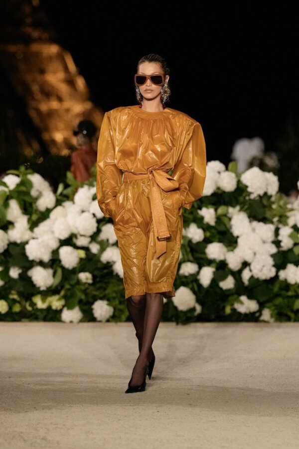 Paris Fashion Week: Η Bella Hadid επέστρεψε στην πασαρέλα του Saint Laurent