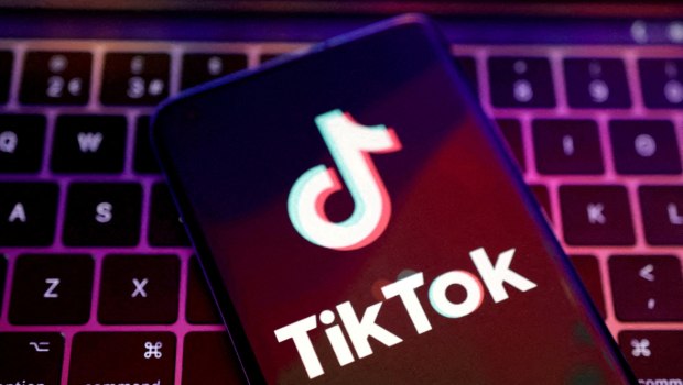 Το TikTok προτείνει πορνογραφικό υλικό σε παιδιά, σύμφωνα με έρευνα
