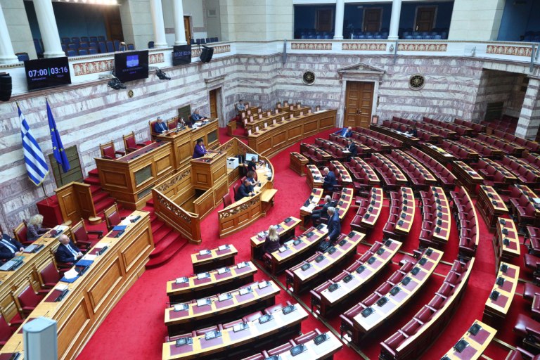 Επεισόδιο «πρώην συντρόφων» στην Ολομέλεια της Βουλής