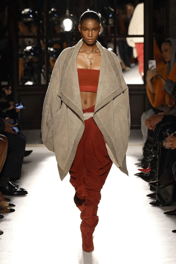 Balmain SS26: Το παντελόνι που κλέβει την παράσταση και ετοιμάζεται να γίνει το trend του καλοκαιριού