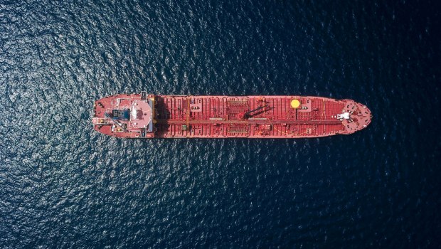 Ερώτηση στην Κομισιόν με αίτημα κυρώσεις κατά ελληνικών ναυτιλιακών για σύνδεση με τον ρωσικό σκιώδη στόλο