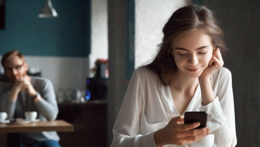 Online φλερτ και ψυχολογία: Πώς επηρεάζει την εικόνα του συντρόφου σου