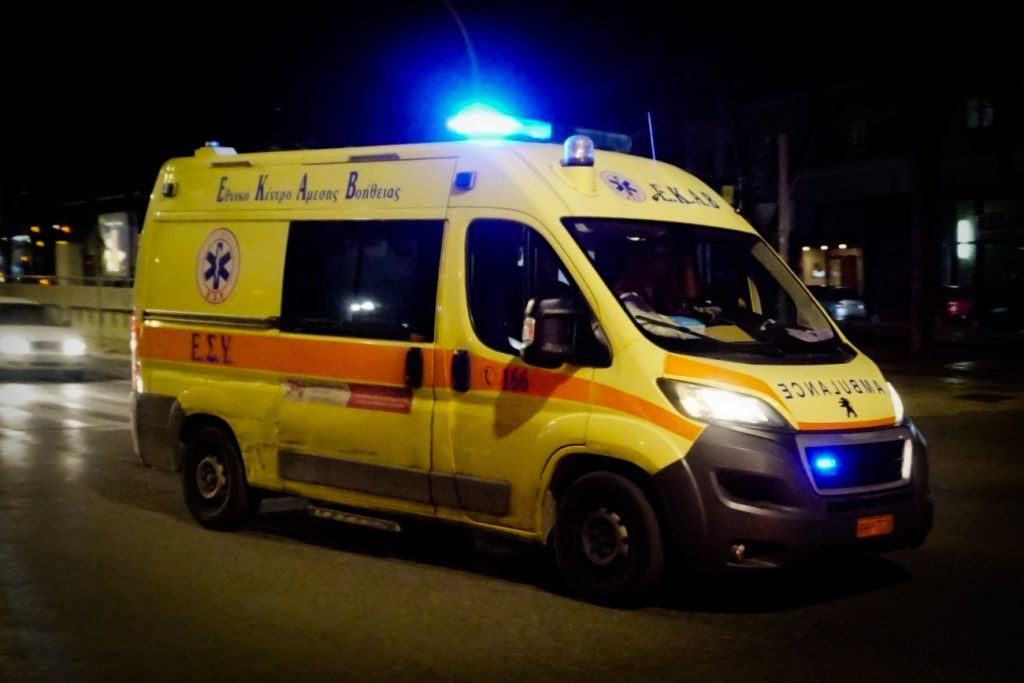 Ασθενοφόρο τη νύχτα