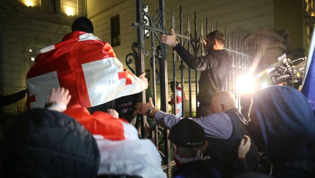 Γεωργία: Μαζικές διαδηλώσεις και σοβαρά επεισόδια στην Τιφλίδα - Διαδηλωτές εισέβαλαν στο Προεδρικό Μέγαρο