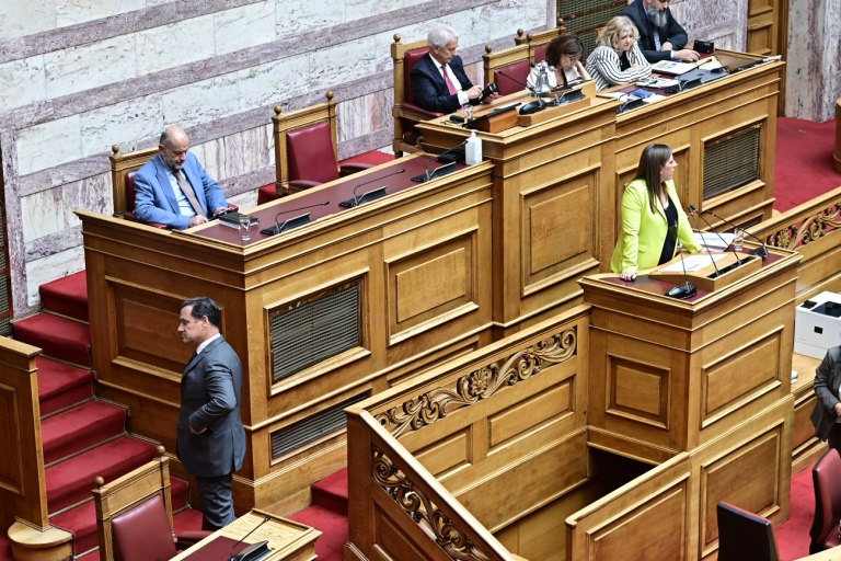 Δριμεία αντιπαράθεση Γεωργιάδη – Κωνσταντοπούλου για την υπόθεση Ρούτσι με σκληρές εκφράσεις εκατέρωθεν στα όρια του πεζοδρομίου