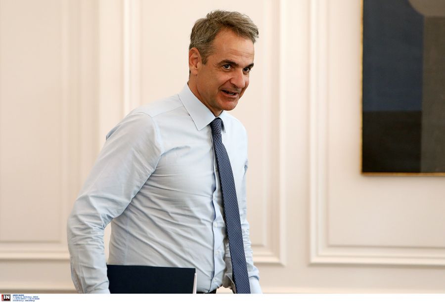 Κυριάκος Μητσοτάκης σε γραφείο