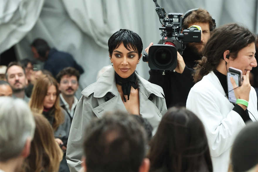 Kim Kardashian: Υιοθέτησε το χαρακτηριστικό κοντό κούρεμα της Kris Jenner και την μπέρδεψαν με τη μητέρα της