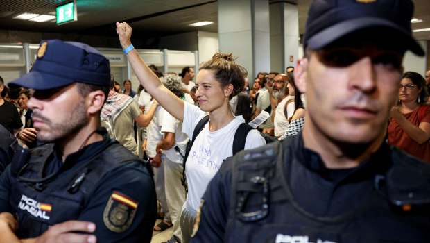 Global Sumud Flotilla: «Μας έδεναν χειροπόδαρα, μας χτύπαγαν» - Ισπανοί ακτιβιστές καταγγέλλουν το Ισραήλ