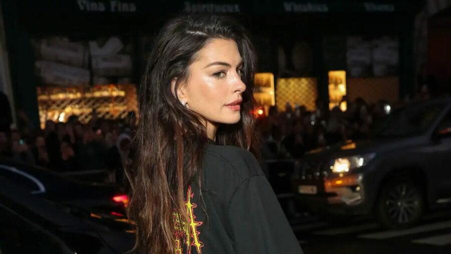 H Anne Hathaway στο show του Balenciaga: Όταν το rock glam συναντά την υψηλή ραπτική