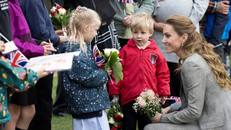 Kate Middleton: Πώς «μαλακώνει» το κλασικό κοστούμι με έναν απλό αλλά έξυπνο τρόπο