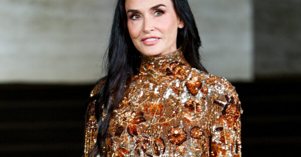Το hair look της Demi Moore στο mini film «The Tiger» του οίκου Gucci είναι το φθινοπωρινό inspo που ψάχναμε