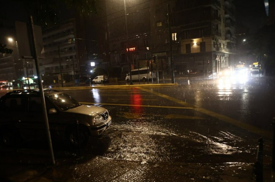 Κακοκαιρία: Ισχυρή καταιγίδα «χτύπησε» στην Αττική – Πού θα βρέξει τις επόμενες ώρες
