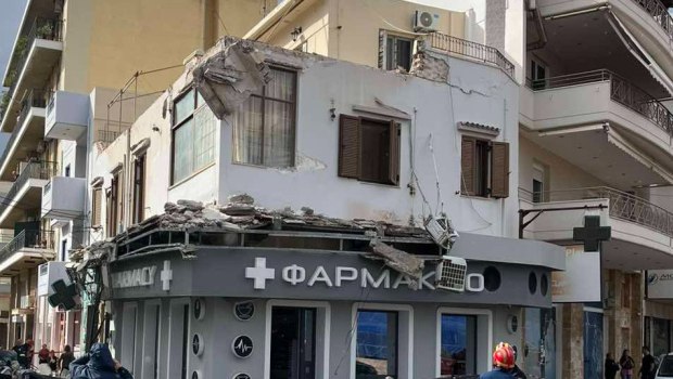 Κατέρρευσε μπαλκόνι στο Λαύριο - Σοβαρές υλικές ζημιές