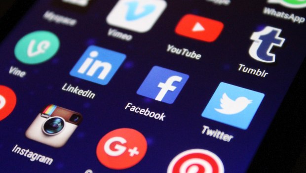Η Δανία απαγορεύει τα social media στους ανήλικους κάτω των 15 - «Κλέβουν την παιδική ηλικία των παιδιών μας»