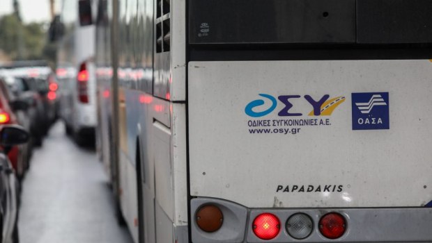 Στα χέρια της αστυνομίας 54χρονος που ενοχλούσε επιβάτες σε λεωφορείο - Είχε μαζί του τσεκούρι