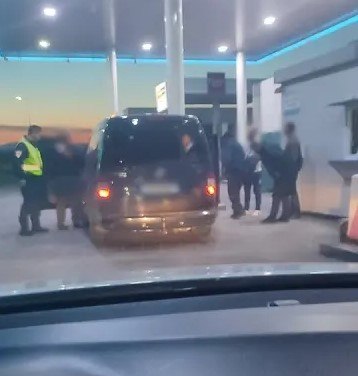 εικόνα που δείχνει στιγμιότυπο από έλεγχο της Τροχαίας σε οδηγό που είχε μετατρέψει το όχημά του σε ταξί