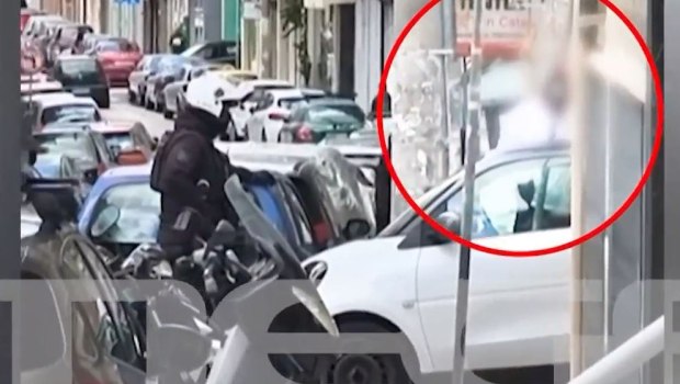 Η στιγμή της σύλληψης του 43χρονου που επιτέθηκε με πιρούνι στην έγκυο σύντροφό του - Βίντεο ντοκουμέντο