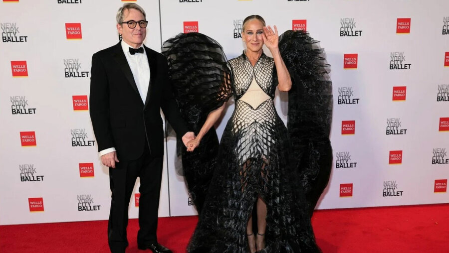 Sarah Jessica Parker: Η εμφάνιση με γιγάντια μαύρα φτερά που τράβηξε όλα τα τα βλέμματα σε gala στη Νέα Υόρκη