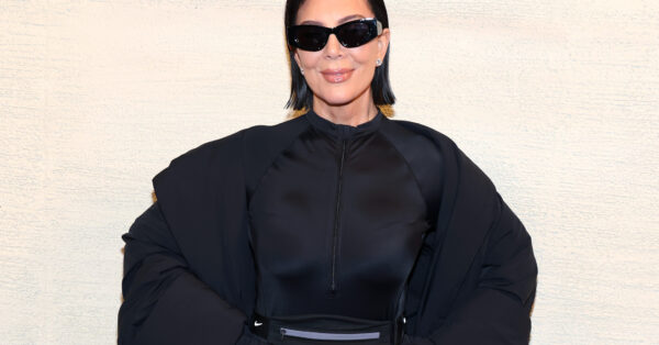Η Kris Jenner είπε αντίο στο signature μαύρο χρώμα των μαλλιών της και καλωσόρισε ένα εντυπωσιακό πλατινέ