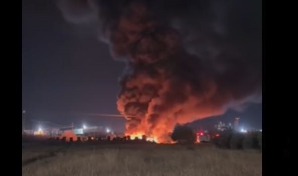 Φωτιά στον Ασπρόπυργο - Καίγονται κοντέινερ και ακούγονται εκρήξεις