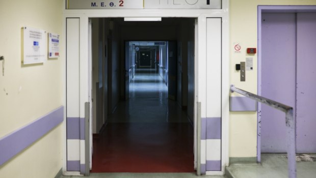 Διασωληνωμένο νοσηλεύεται μωρό ενός έτους - Ο πατέρας του κάπνιζε ναρκωτικά δίπλα του
