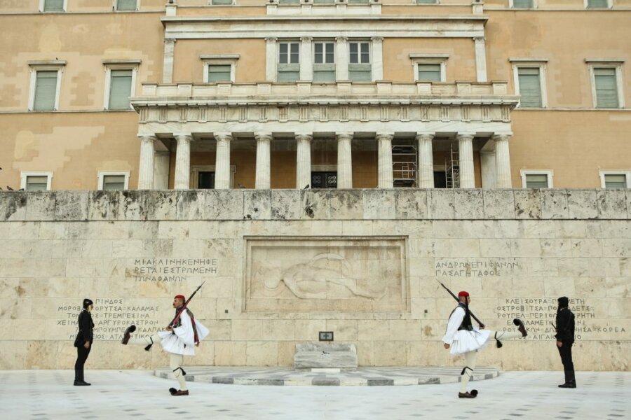 Στο υπ. Εθνικής Άμυνας η προστασία του Αγνώστου Στρατιώτη – «Ένα ιστορικό μνημείο δεν μπορεί να γίνεται πεδίο εκδηλώσεων»