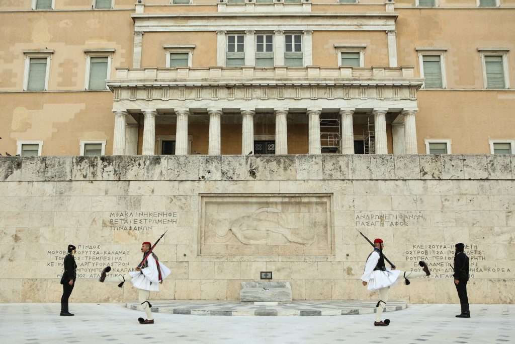 Στο υπ. Εθνικής Άμυνας η προστασία του Αγνώστου Στρατιώτη – «Ένα ιστορικό μνημείο δεν μπορεί να γίνεται πεδίο εκδηλώσεων»