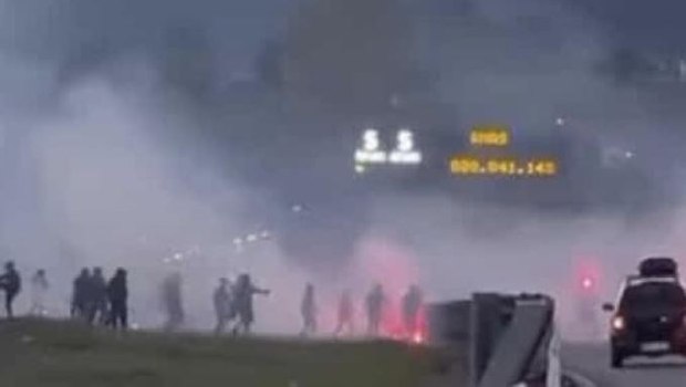 Έγινε κι αυτό: Οπαδοί διέκοψαν την κυκλοφορία σε αυτοκινητόδρομο γιατί έπαιξαν ξύλο! (vid)