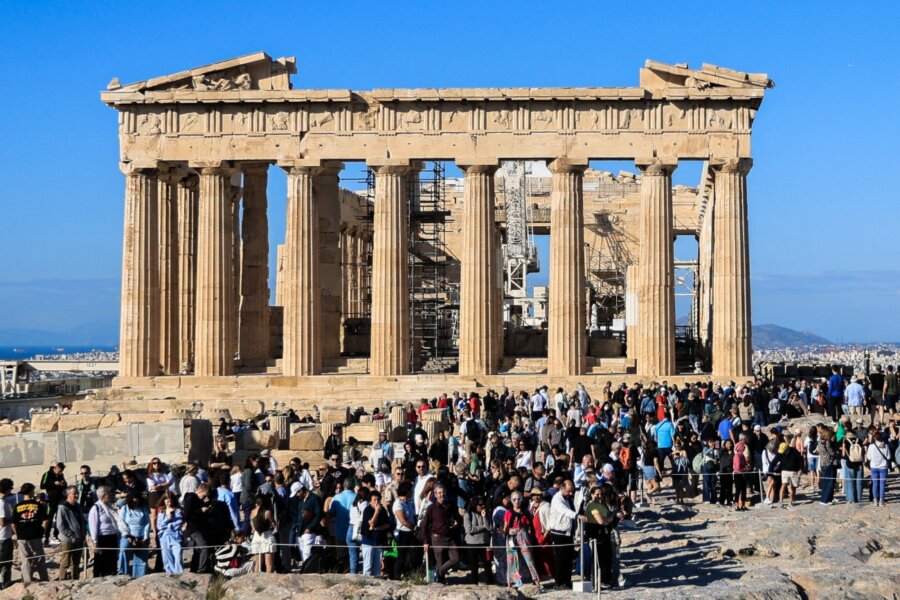Με λαμπρότητα η τελετή έπαρσης της σημαίας στην Ακρόπολη - 81 χρόνια από την απελευθέρωση της Αθήνας