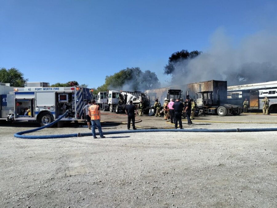 Συντριβή αεροσκάφους στο Τέξας - Έπεσε πάνω σε οχήματα