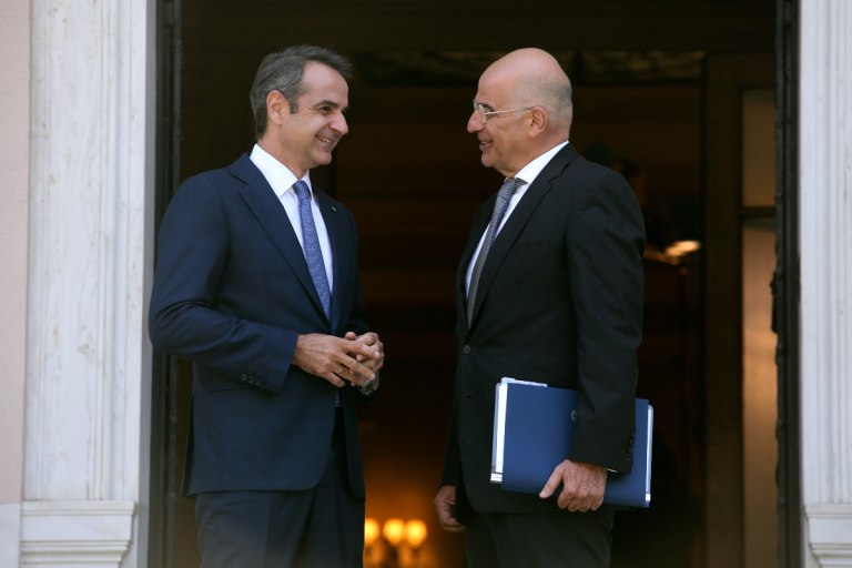 Με ένα σμπάρο… τρία τρυγόνια  – Η αναφορά Μητσοτάκη στο μνημείο του Αγνωστου Στρατιώτη και τον Ρούτσι