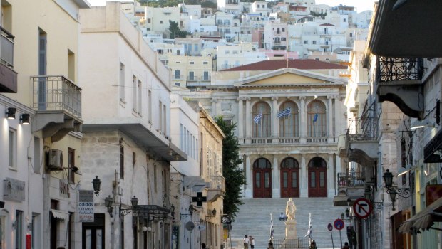 Πρώτη επιλογή η Σύρος για τις διακοπές των Ιταλών το φθινόπωρο