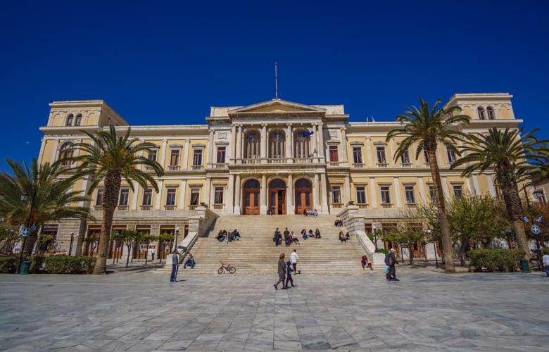 Η Σύρος στην κορυφή των προτεινόμενων νησιών για τις διακοπές των Ιταλών το φθινόπωρο