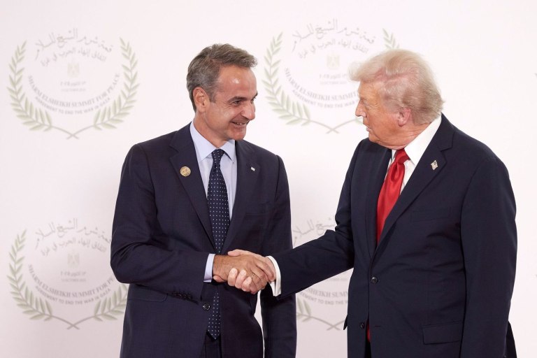 Αίγυπτος: Το ολιγόλεπτο τετ α τετ Μητσοτάκη με Τραμπ στη Σύνοδο στο Σαρμ ελ Σέιχ