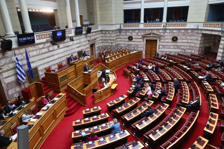 Μάχη στη Βουλή για το νέο εργασιακό νομοσχέδιο - Αντιπαράθεση για το 13ωρο