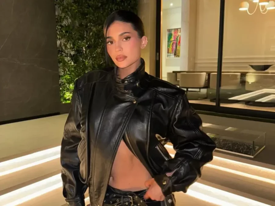 Kylie Jenner: Η 90’s λεπτομέρεια στο bun της είναι η επόμενη μεγάλη τάση του χειμώνα
