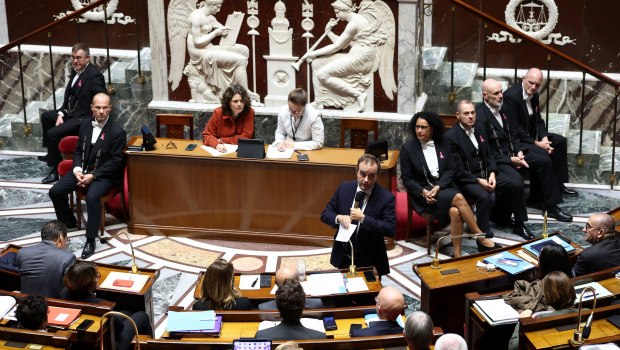 Γαλλία: Σωσίβιο στον Λεκορνί πετάνε οι Σοσιαλιστές - Δεν θα υποστηρίξουν τις προτάσεις μομφής