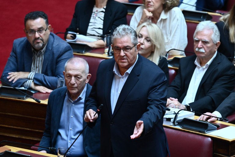 φωτογραφία στην οποία απεικονίζεται ο Δημήτρης Κουτσούμπας στη Βουλή
