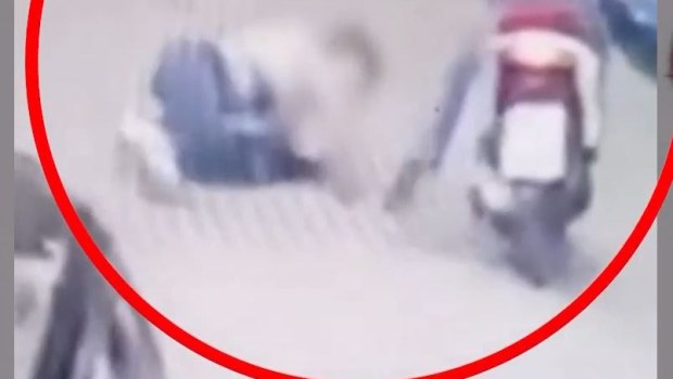Καρέ-καρέ ληστεία «τσαντάκια» - Παρίστανε τον διανομέα και τραβούσε με βία τις τσάντες γυναικών