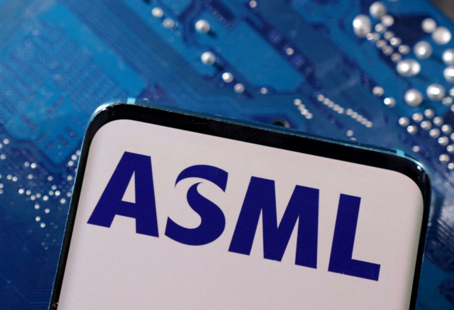 ASML: Προβλέπει χαμηλότερες πωλήσεις για το 2026
