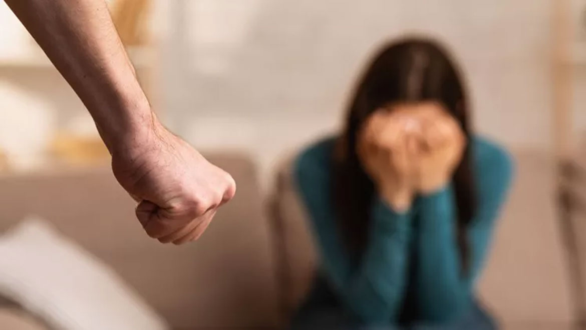 7 προειδοποιητικά σημάδια βίας στη σχέση σου και πώς να τα αναγνωρίσεις