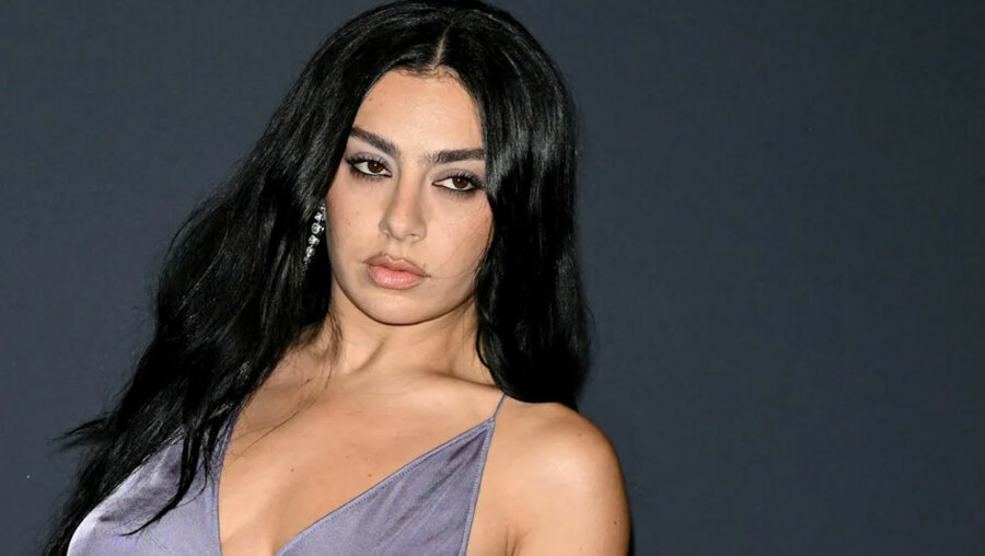 Charli XCX: «Έχω εμμονή με τις πλαστικές – Σκέφτομαι συνέχεια τι θέλω να αλλάξω»