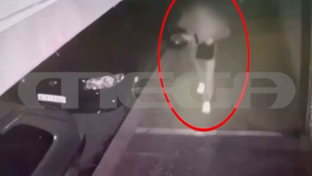 Ο 22χρονος επιστρέφει στο σπίτι του στην Καλλιθέα μετά τη διπλή δολοφονία στη Φοινικούντα - Βίντεο ντοκουμέντο