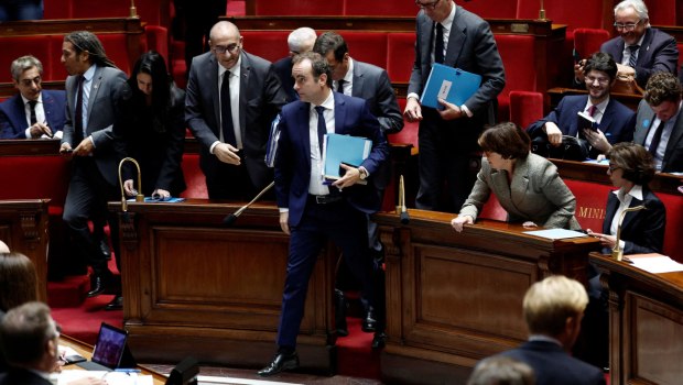 Γαλλία: Απορρίφθηκε η πρόταση μομφής κατά της κυβέρνησης Λεκορνί - Υπέρ 271 ψήφοι έναντι 289 που απαιτούνταν