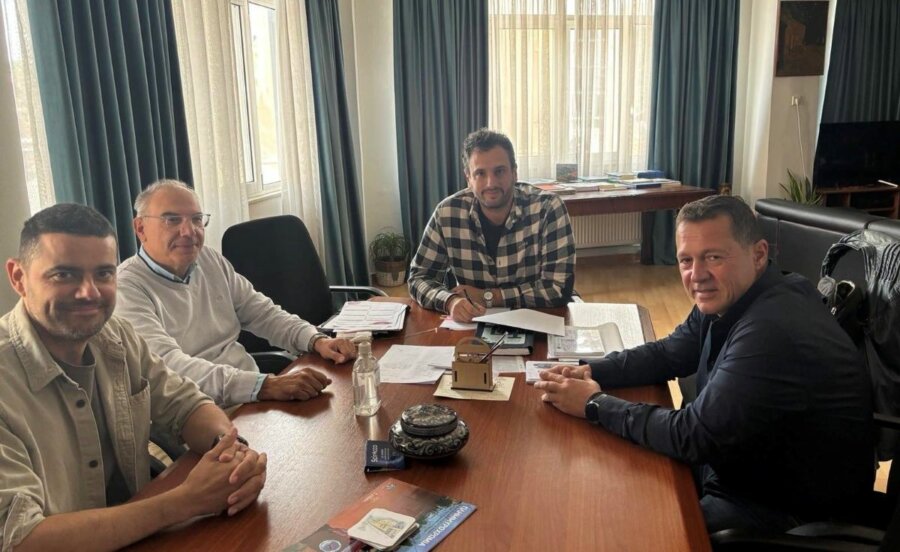 prasino-simeio-dhmou-tirnavou